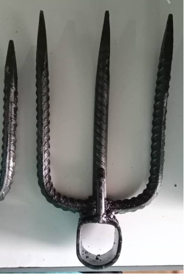 Cangkul Mata Tiga (B)